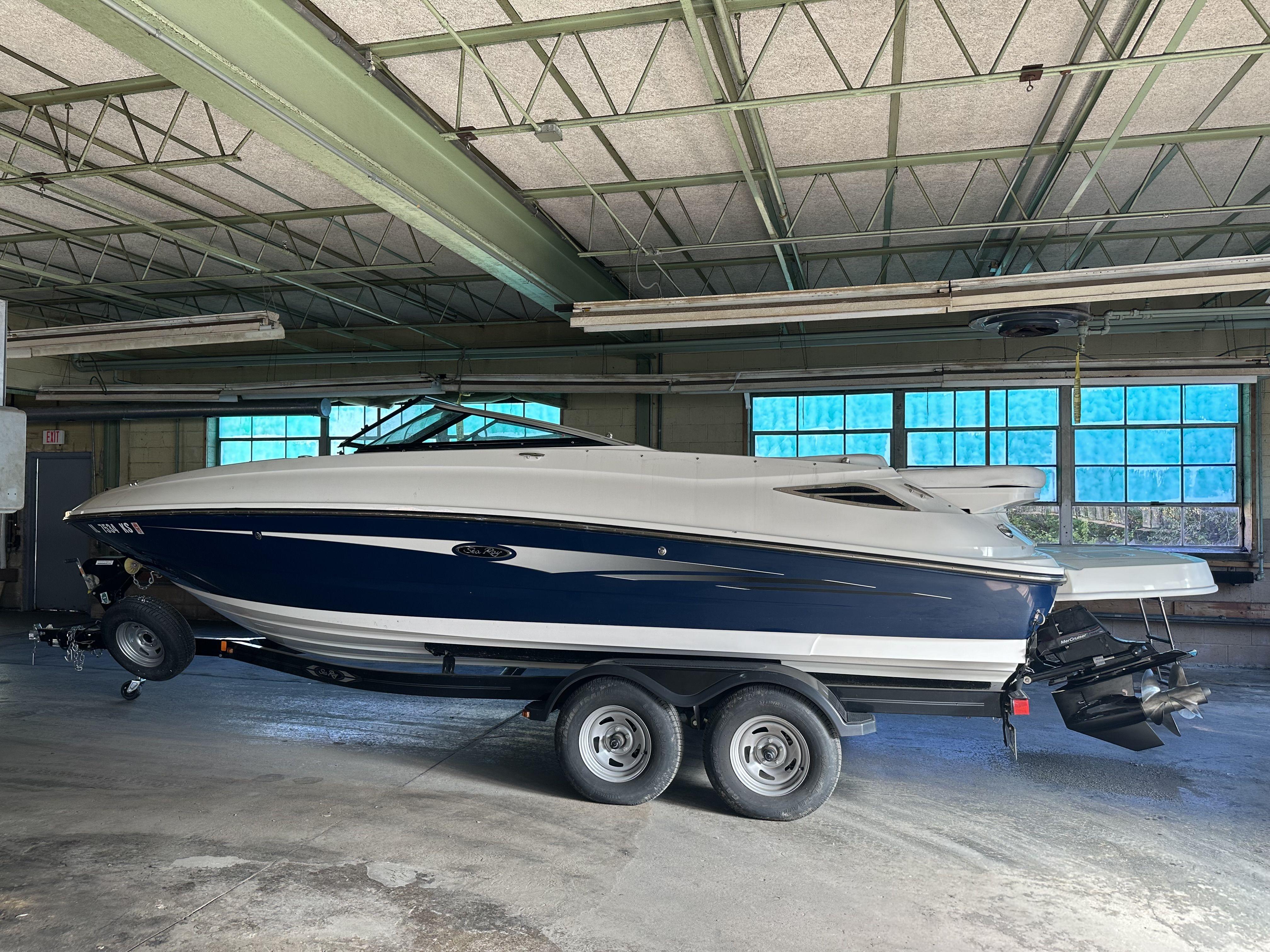 Sea Ray 240 Sundeck Image 1