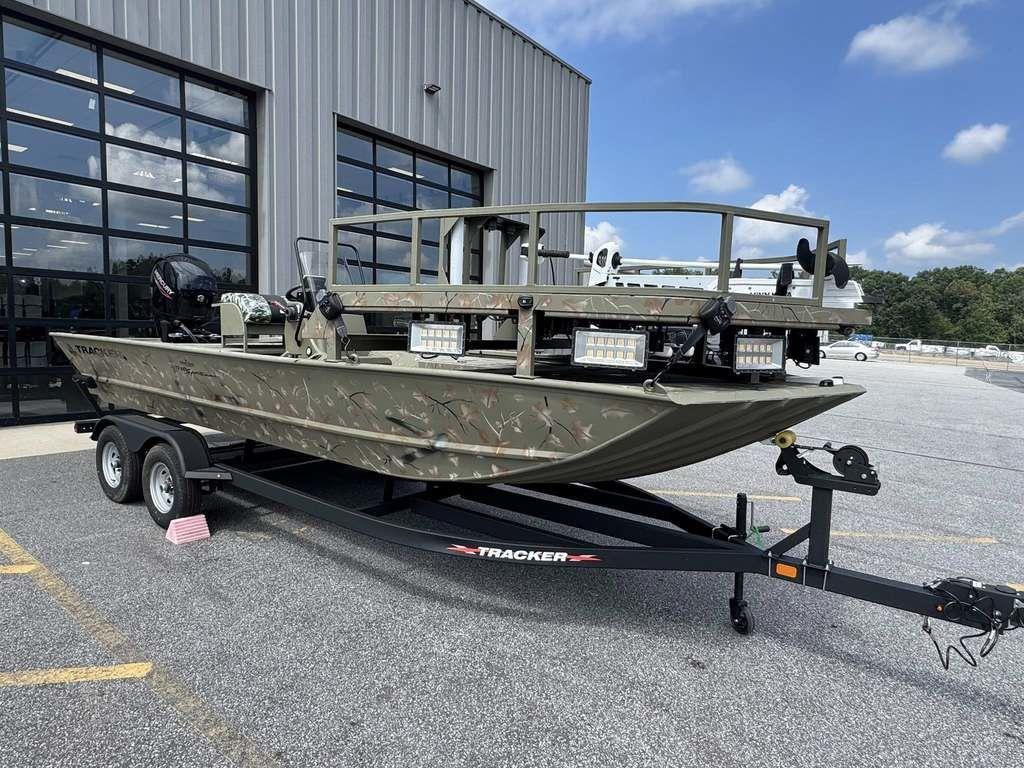 Tracker GRIZZLY® 2072 CC Sportsman 2024 Tracker GRIZZLY® 2072 CC Sportsman boat on trailer, parked outside a building.