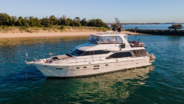 Hampton 680 Pilot house