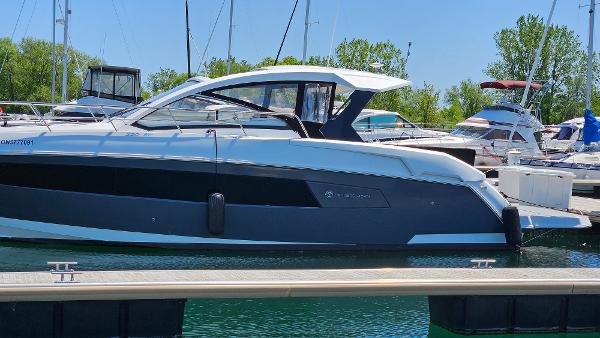 2017 Cruisers Yachts 390 Express Coupe