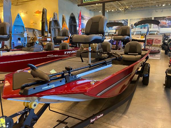 Tracker Bass Tracker Classic XL 2024 Tracker Bass Tracker Classic XL fishing boat on display in showroom.
