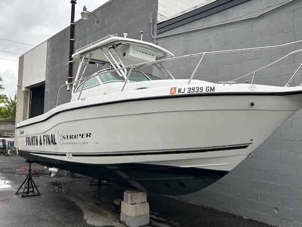 Seaswirl Striper 2600 Walkaround O/B 2000 Seaswirl Striper 2600 Walkaround O/B boat on dry dock, side view.