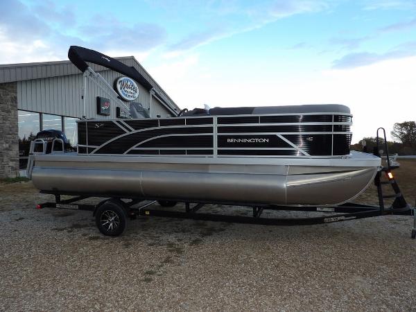 Bennington S L-Bench 21 SL 2025 Bennington 21 SL pontoon boat on trailer, parked outside dealership.