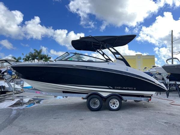 2016 Yamaha Boats 242 Limited S E-Series