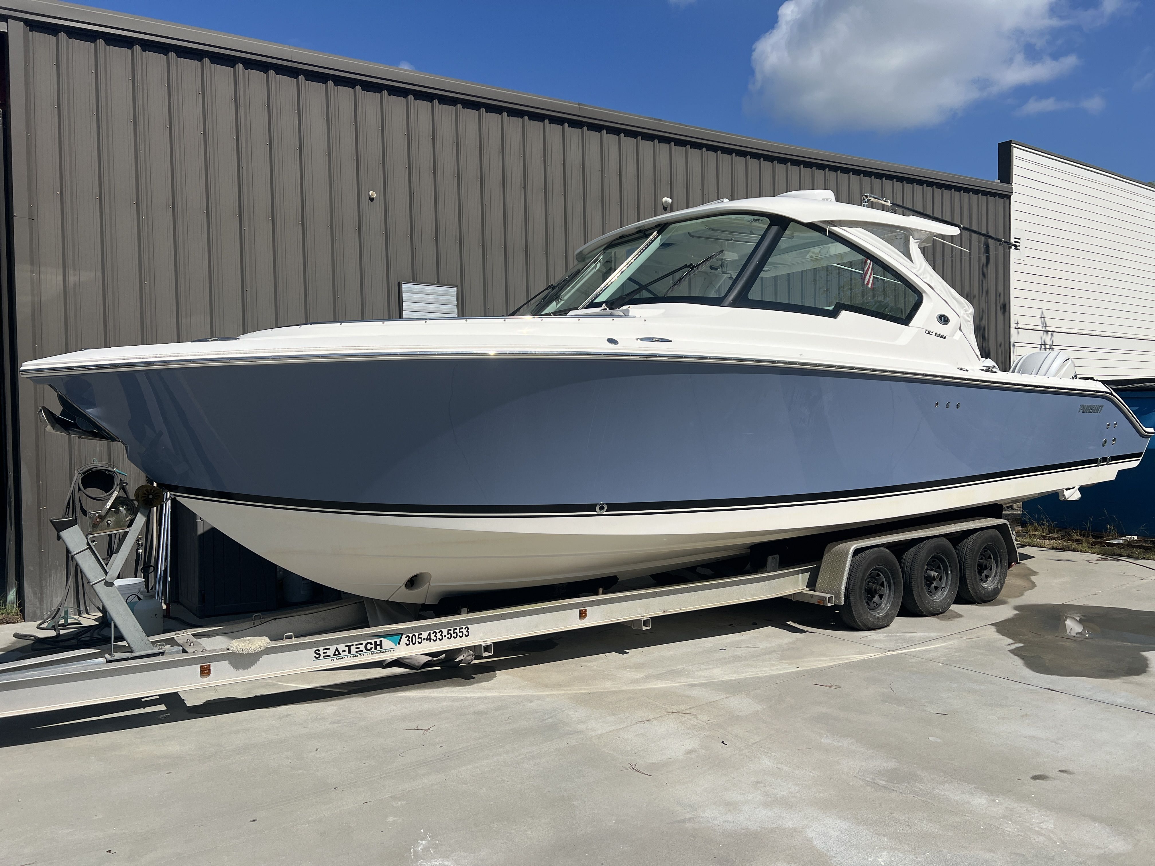 2022 Pursuit DC 326 Dual Console