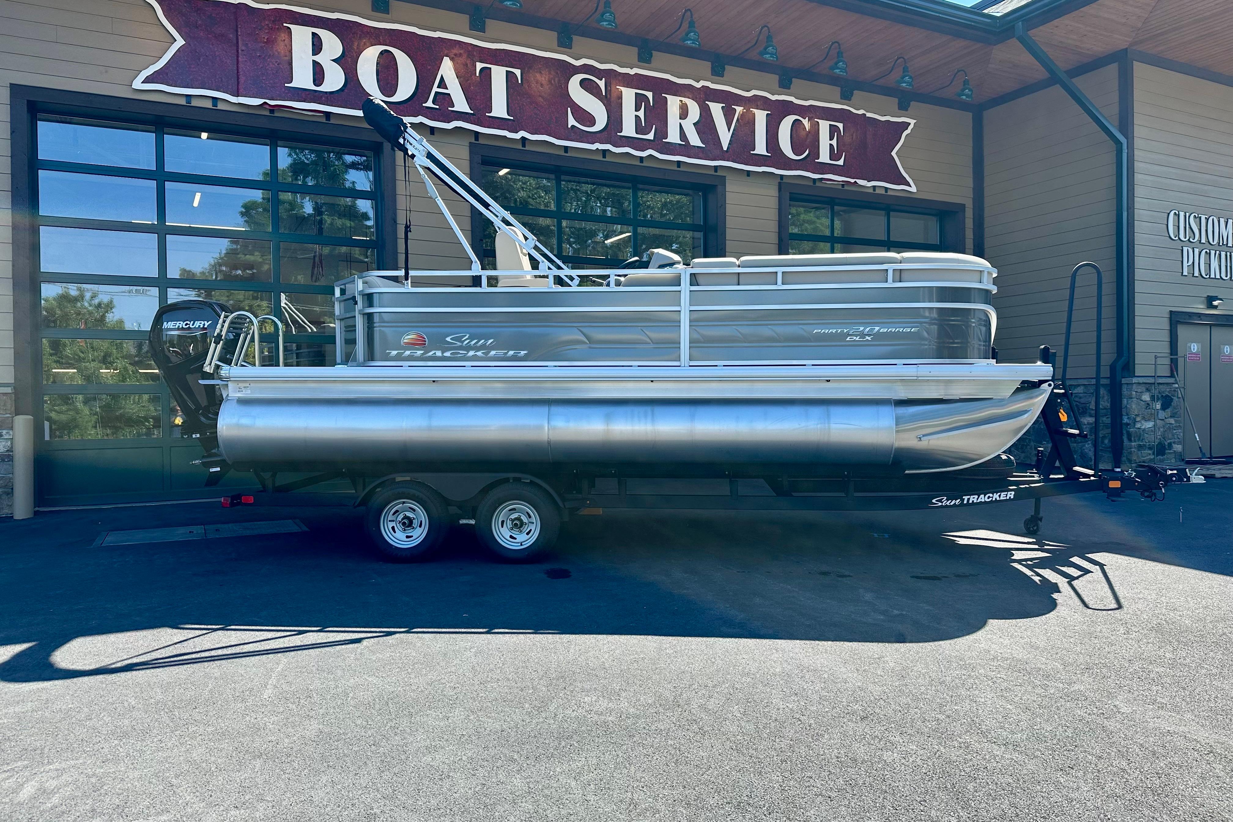 2025 Sun Tracker Party Barge 18 DLX