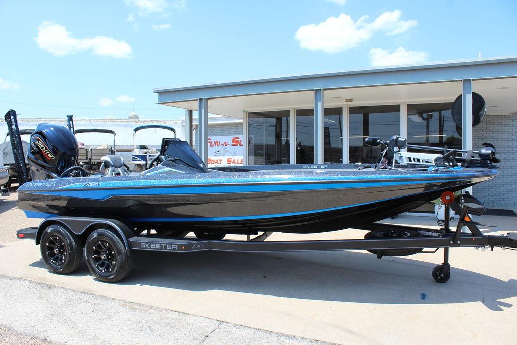 Skeeter ZXE20 2026 Skeeter ZXE20 boat on trailer, displayed outdoors under clear sky.