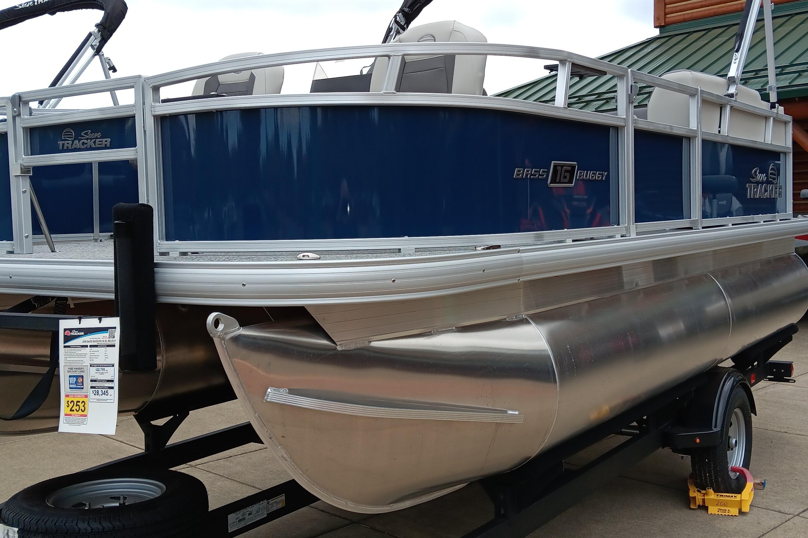 Sun Tracker Bass Buggy 16 XL Select 2026 Sun Tracker Bass Buggy 16 XL Select pontoon boat on display.