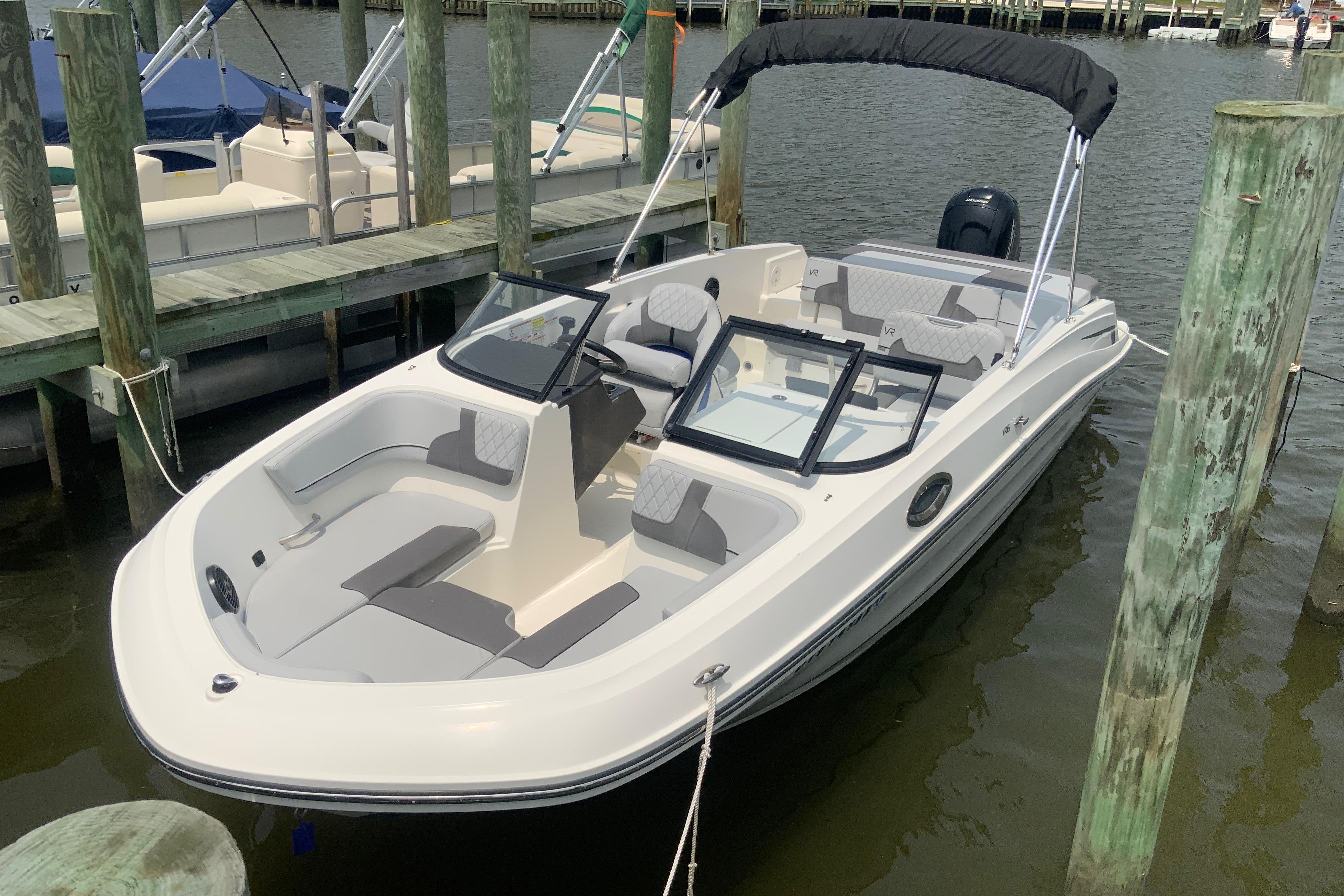 Bayliner VR6 Bowrider OB 2022 Bayliner VR6 Bowrider OB docked, featuring spacious seating and sleek design.
