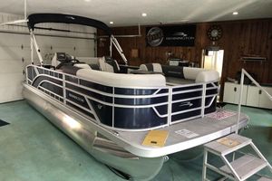Bennington S Swingback 22 SSB SPS 2026 Bennington S Swingback 22 SSB SPS pontoon boat in a showroom setting.