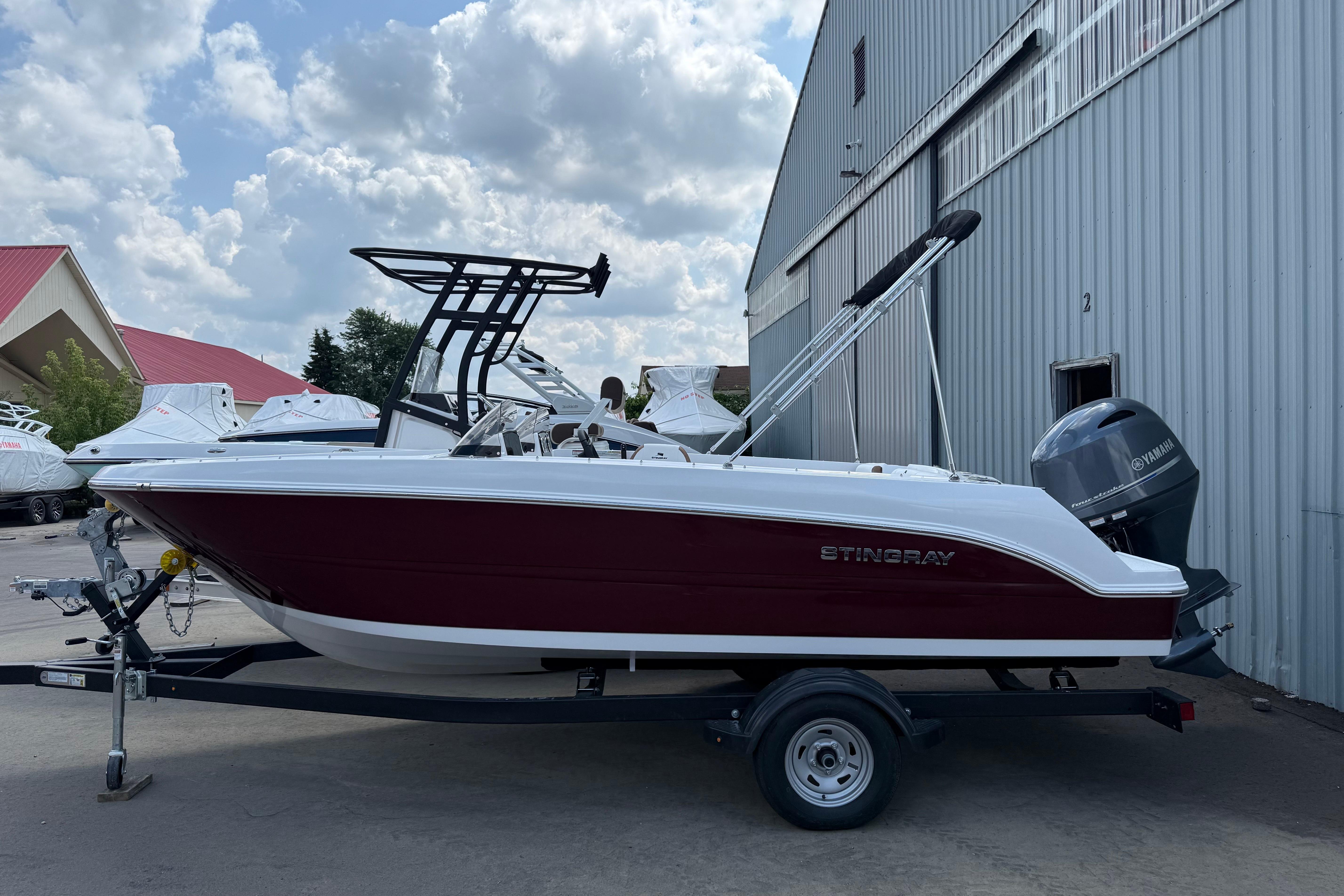 2025 Stingray 172DC