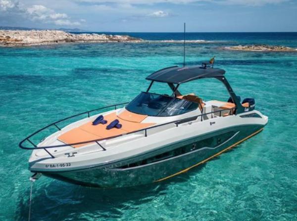 FIM 340 Regina FB 2021 FIM 340 Regina FB boat in clear turquoise waters.