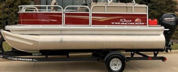 Sun Tracker Bass Buggy 18 DLX 2025 Sun Tracker Bass Buggy 18 DLX pontoon boat on trailer, side view.