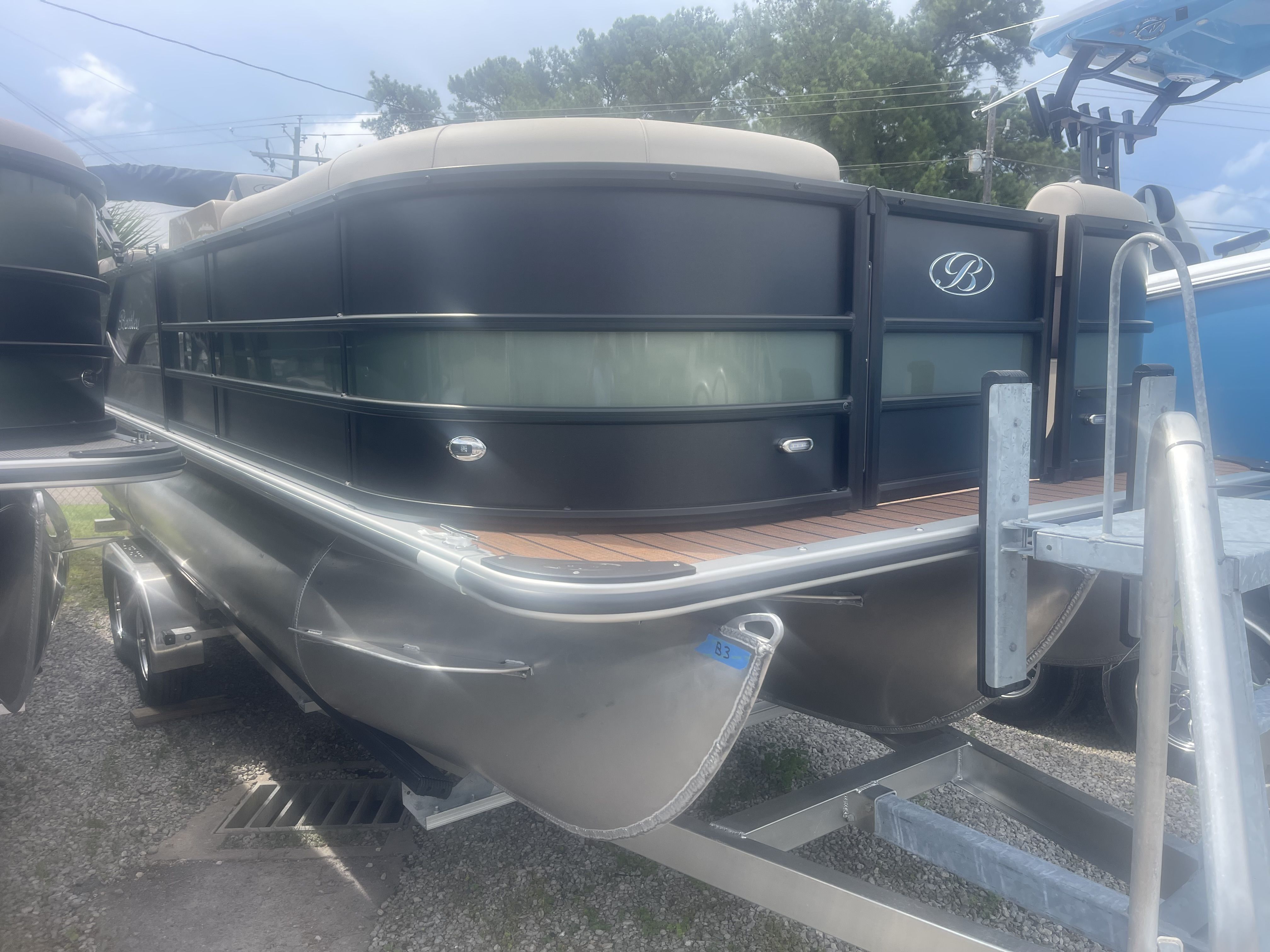 Bentley Pontoons Legacy 223 Navigator 2026 Bentley Pontoons Legacy 223 Navigator, sleek design, parked on a trailer.