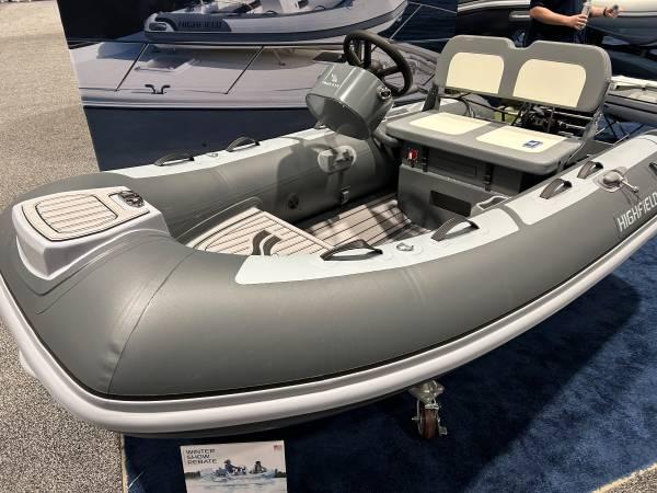 Highfield Classic 310 FCT 2023 Highfield Classic 310 FCT inflatable boat on display.