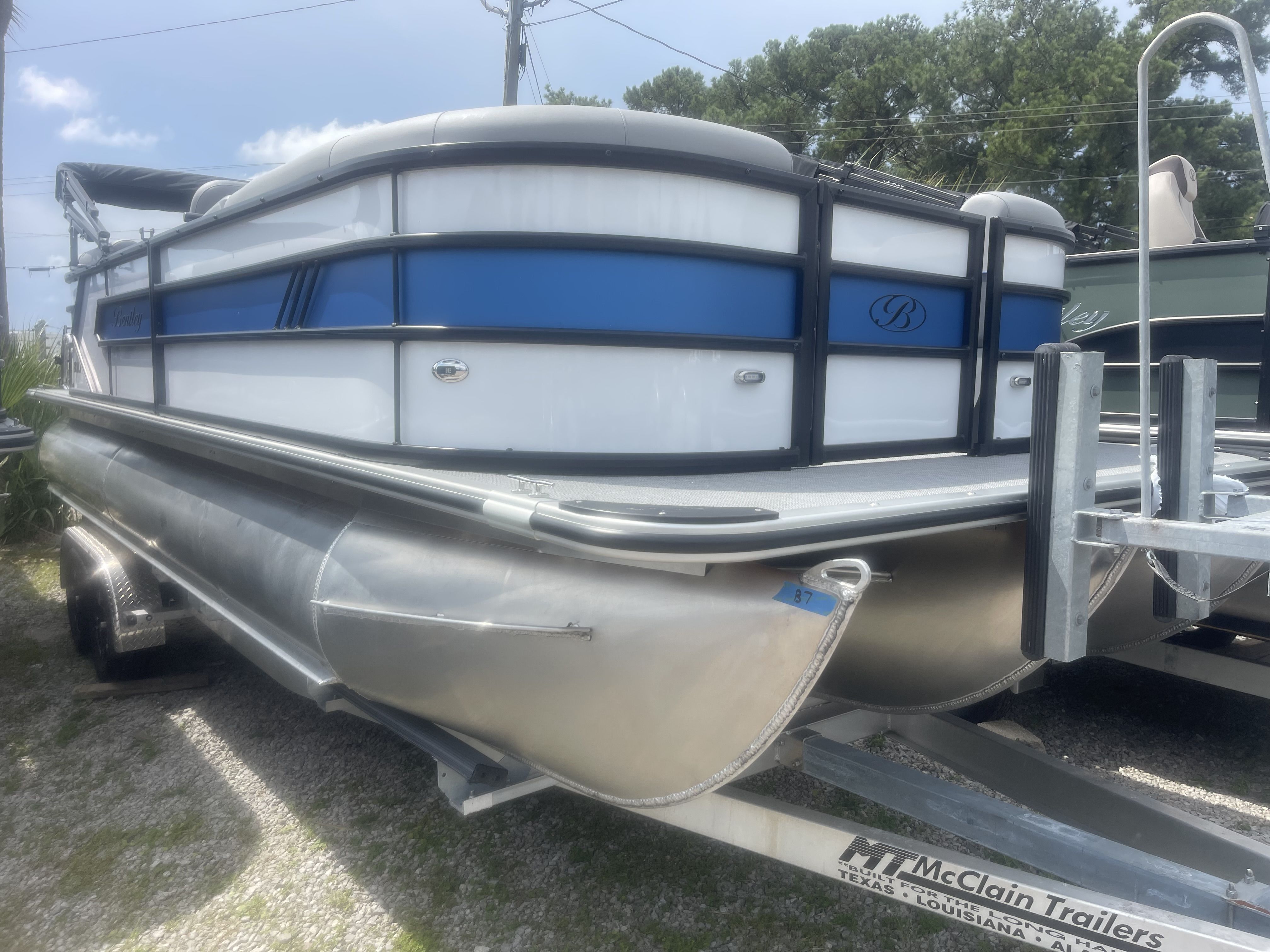 Bentley Pontoons 223 Bolt 2026 Bentley Pontoons 223 Bolt on trailer, featuring sleek design and blue accents.