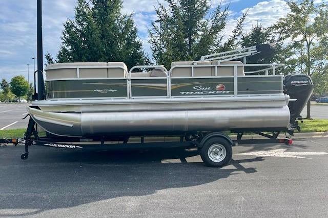 2025 Sun Tracker Party Barge 18 DLX