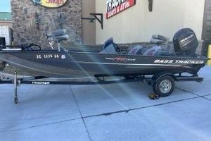 Tracker Pro Team 190 TX 2014 Tracker Pro Team 190 TX bass boat on trailer, parked outdoors.