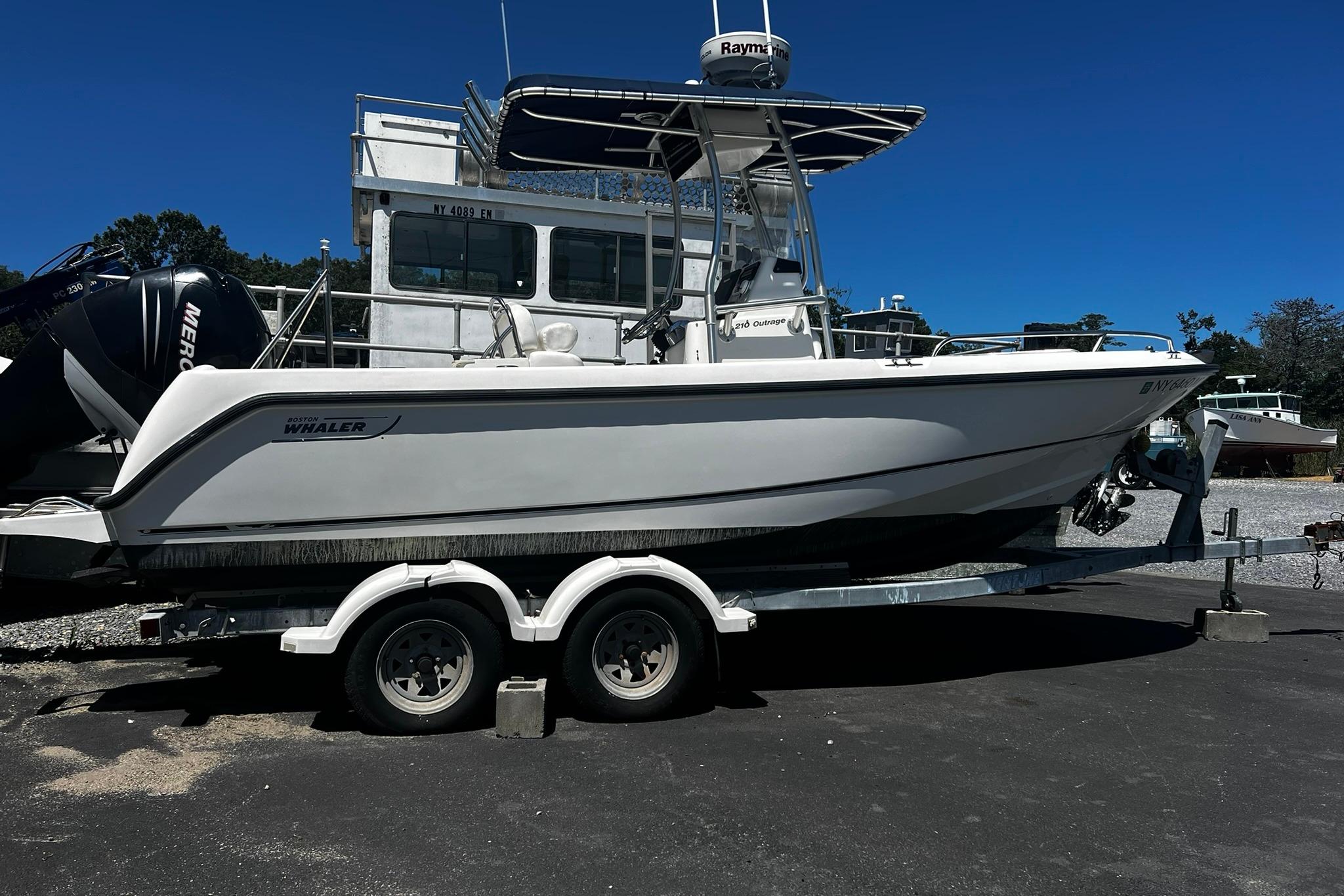 2006 Boston Whaler 210 Outrage