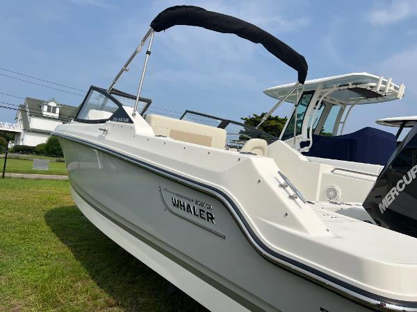 Boston Whaler 210 Vantage 2025 Boston Whaler 210 Vantage boat with canopy, displayed on grass.