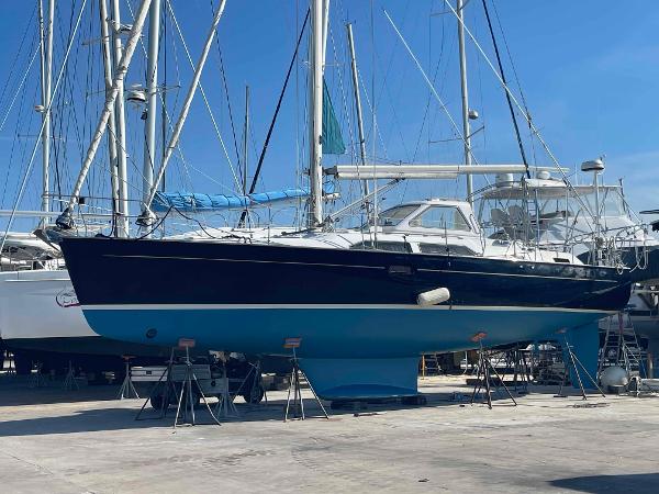Moody 46 CC Sailboat Moody 46 CC 1999 on dry dock, blue hull, clear sky background.