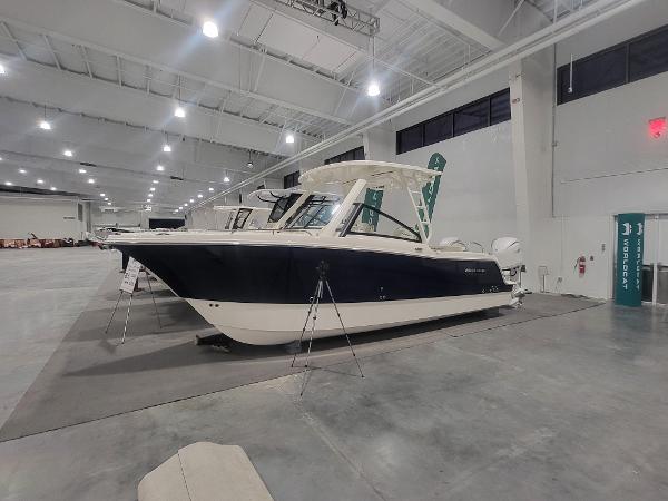 World Cat 260 DC-X 2025 World Cat 260 DC-X boat displayed in a spacious indoor showroom.