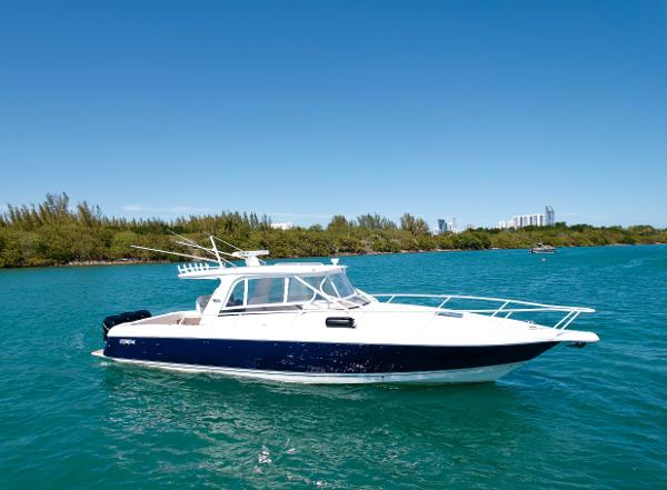 2013 Intrepid 390 Sport Yacht