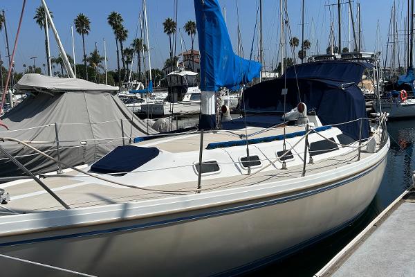 Catalina mrk.1 1988 Catalina mrk.1 sailboat docked in marina with blue sail cover.
