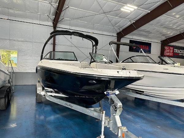 2024 Sea Ray SPX 210 Outboard