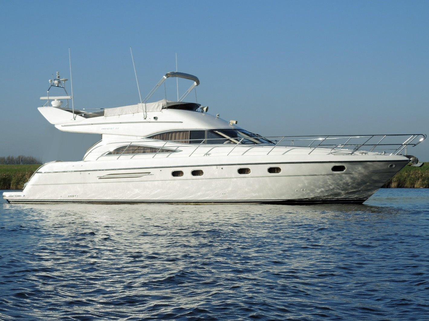 Принцесс 52. Princess 52 Fly. Принцесса 52 яхта. Sealine f37. Яхта принцесс 52 вес.