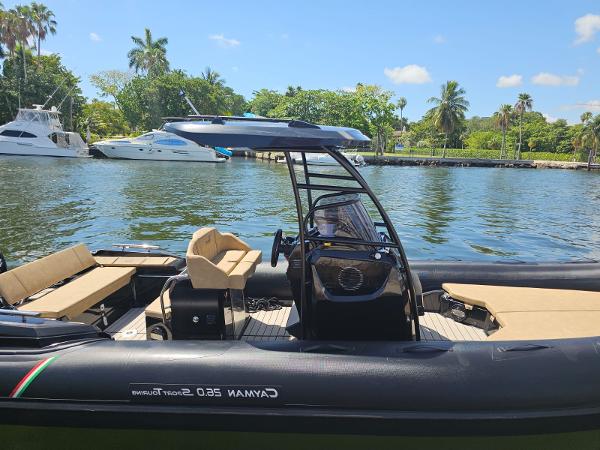 Ranieri CAYMAN 26 SPORT TOURING 2023 Ranieri CAYMAN 26 SPORT TOURING boat docked on a sunny day.