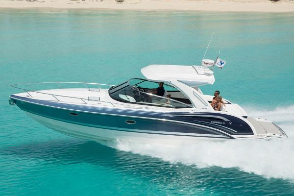 Formula 350 Crossover Bowrider Boat