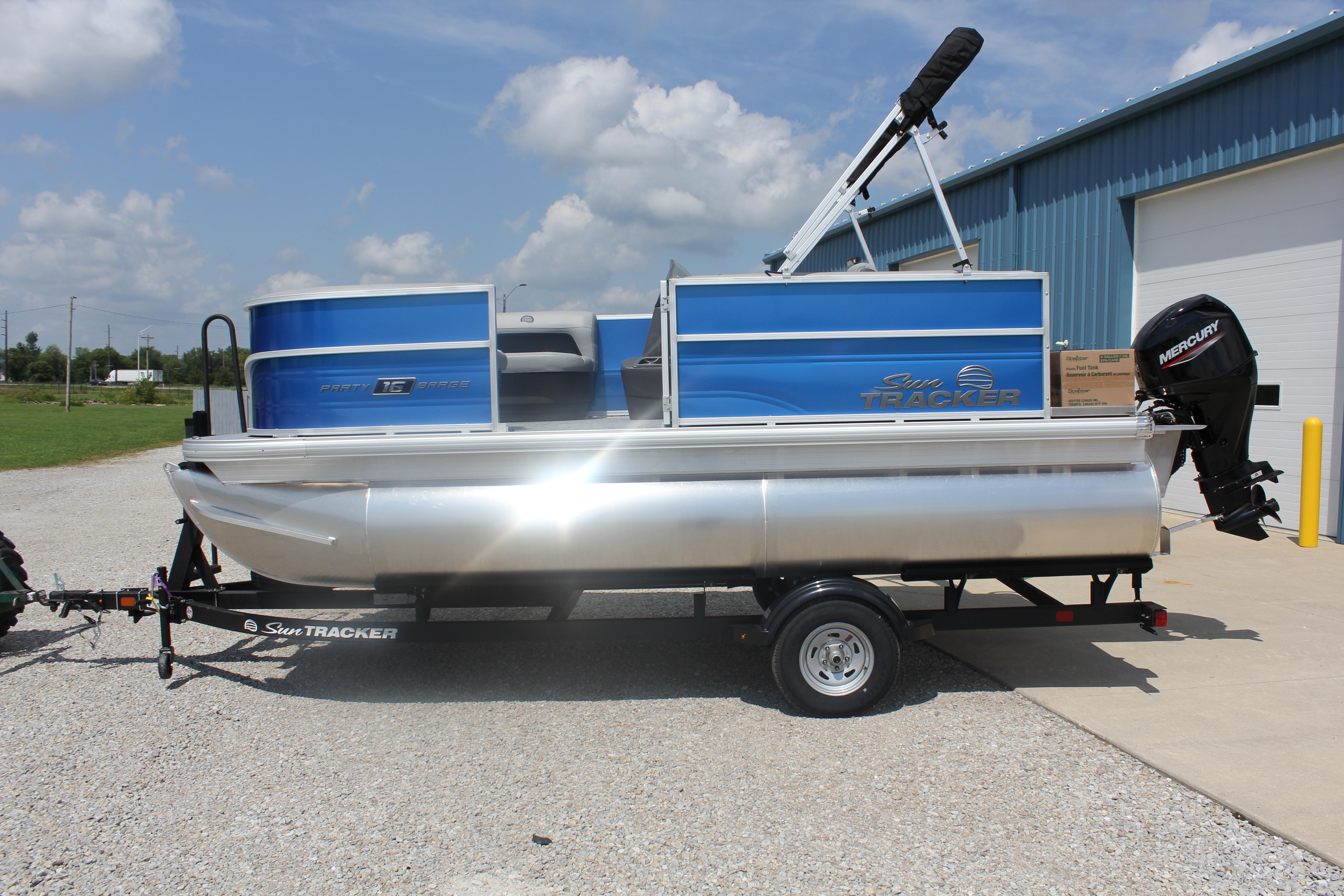 2026 Sun Tracker Party Barge 16 DLX