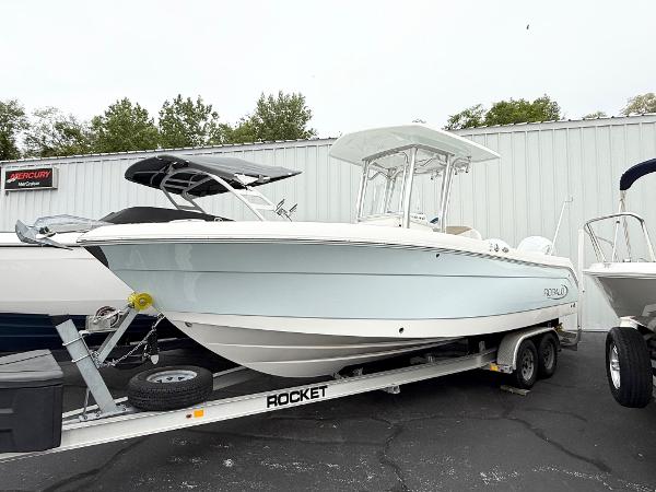 2018 Robalo R242 Explorer