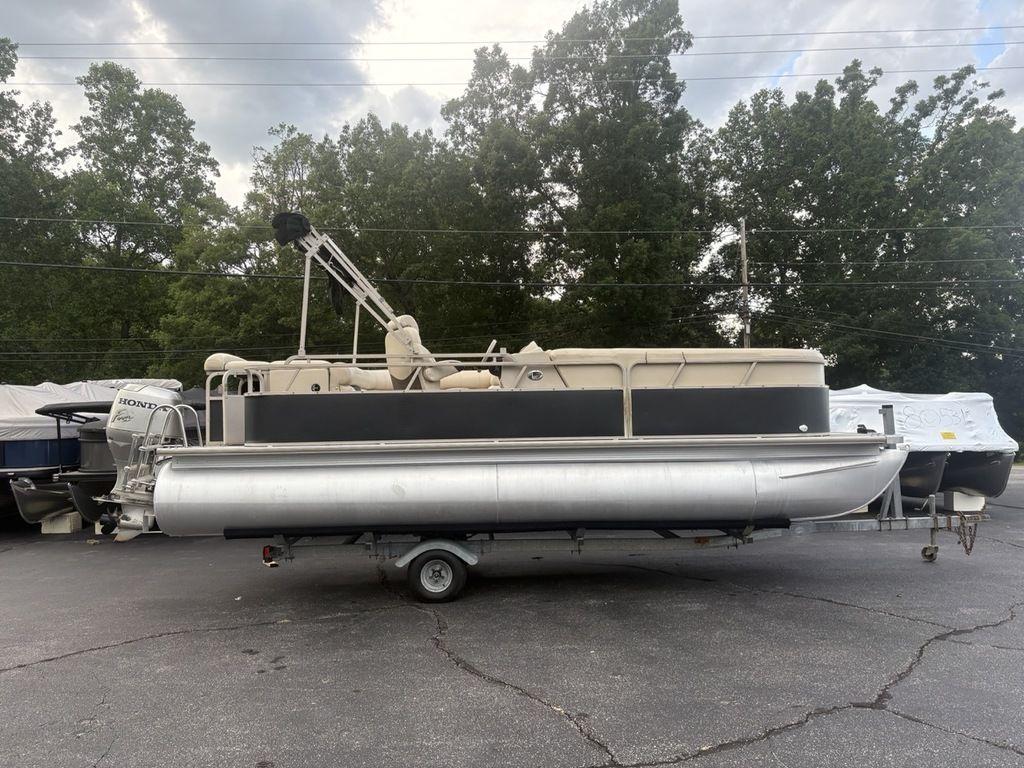 2006 Sylvan 8522 Signature