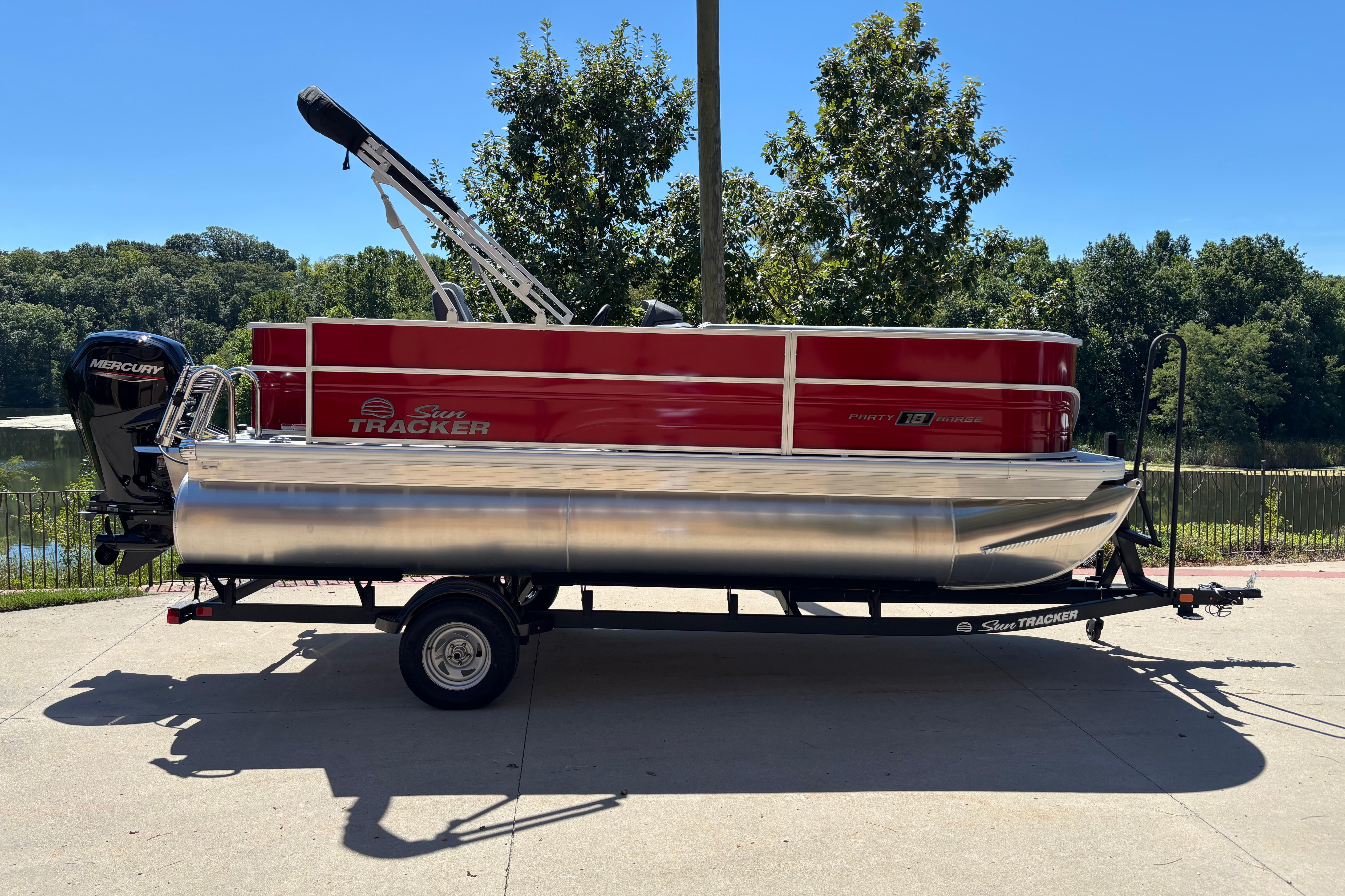 2026 Sun Tracker Party Barge 18 DLX