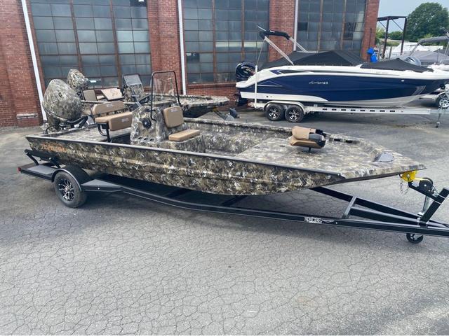 Excel 2172 Stalker Center Console with 115 HP Suzuki