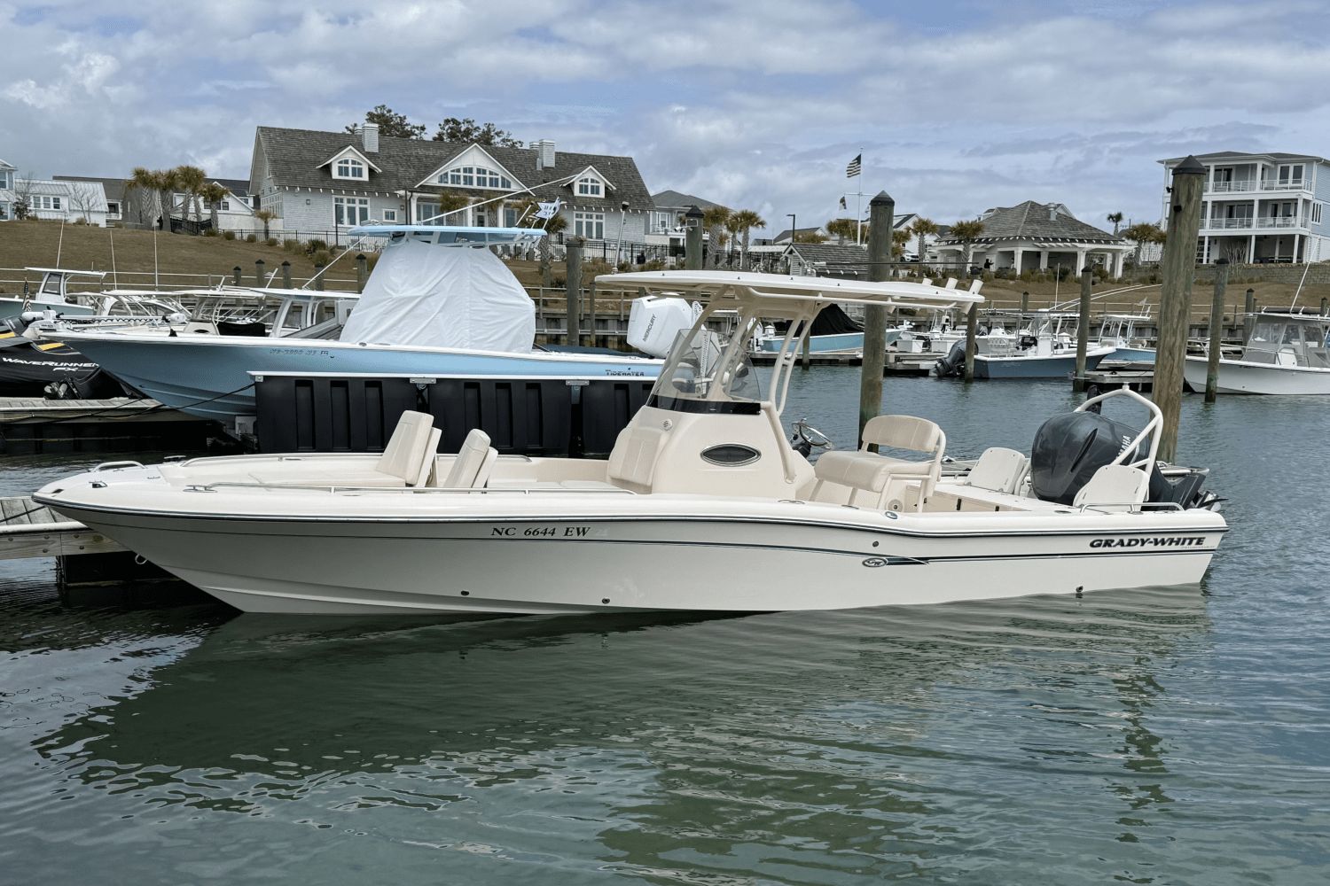 Grady-White 251 Coastal Explorer 2016 Grady-White 251 Coastal Explorer boat docked in a marina.