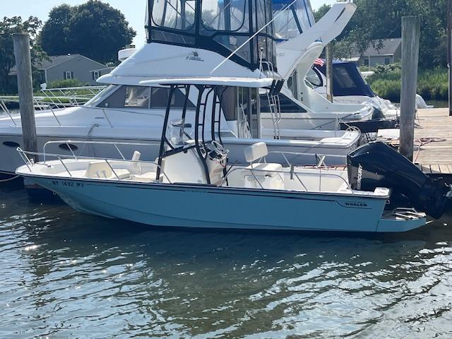 Boston Whaler 210 Montauk 2024 Boston Whaler 210 Montauk boat docked in a marina.