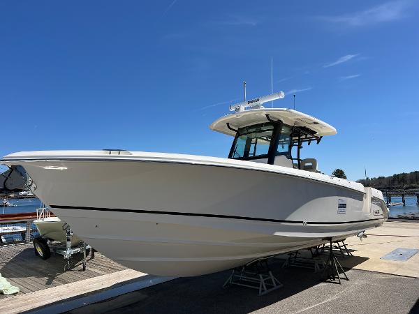 Boston Whaler 330 Outrage 2025 Boston Whaler 330 Outrage boat docked under clear blue sky.