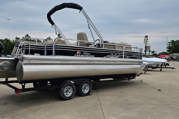Sun Tracker Sportfish 24 XP3 2023 Sun Tracker Sportfish 24 XP3 pontoon boat on a trailer.