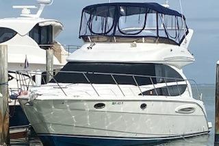 Meridian 391 Sedan 2007 Meridian 391 Sedan yacht docked, featuring sleek design and spacious upper deck.