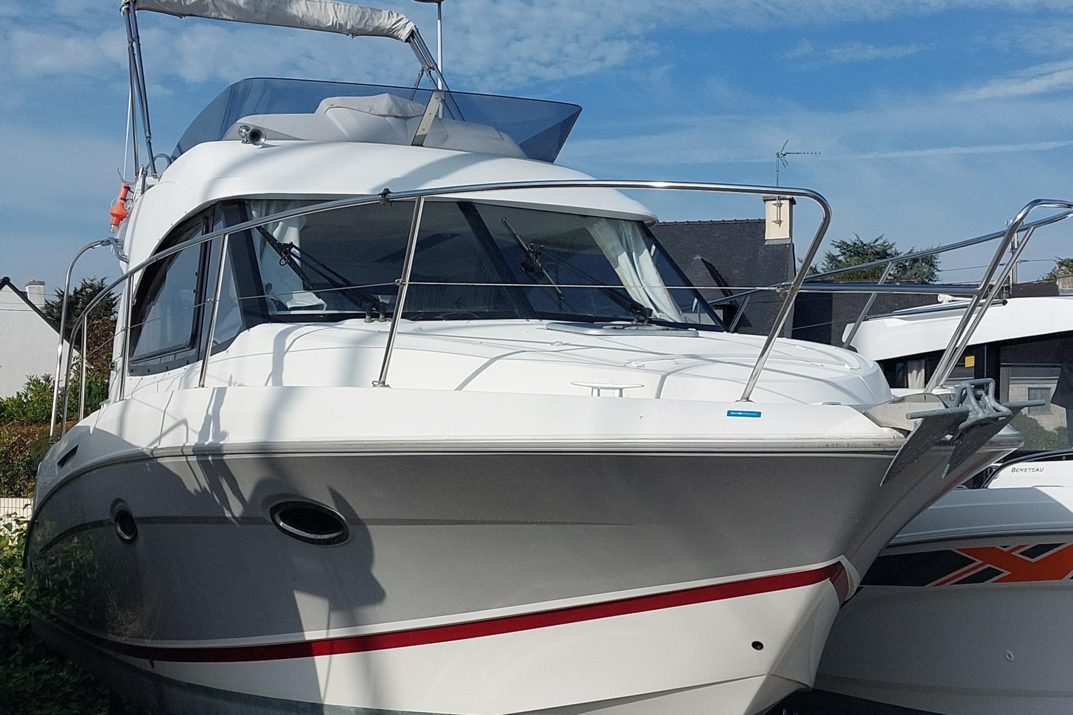 Beneteau Antares 30 Fly 2018 Beneteau Antares 30 Fly yacht docked, showcasing sleek design and modern features.