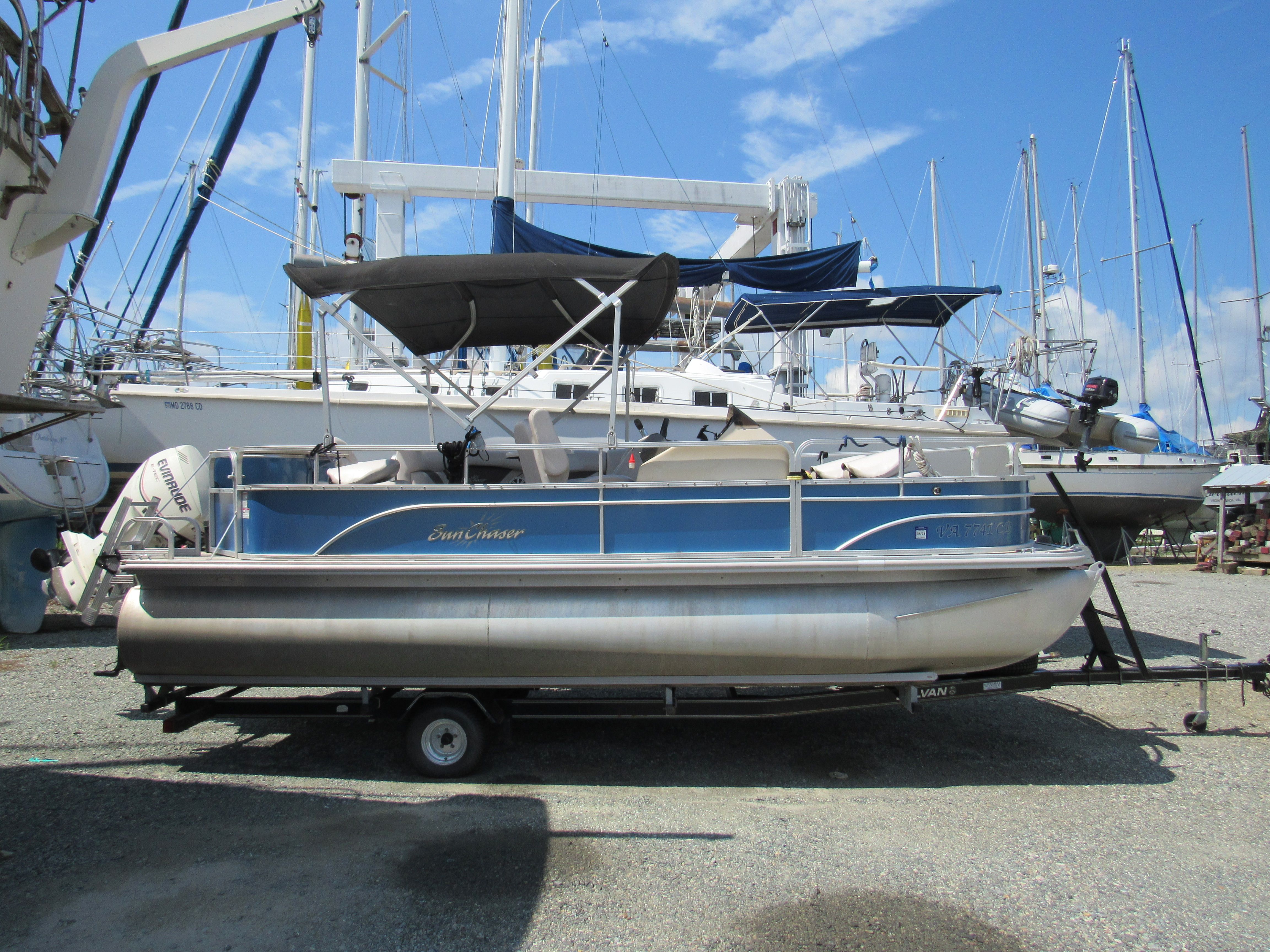 2017 SunChaser Classic Fish 8520 4-PT