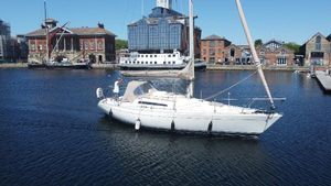 Sigma 33 OOD Sailing yacht Sigma 33 OOD, 1984 model, in a marina with historic buildings.
