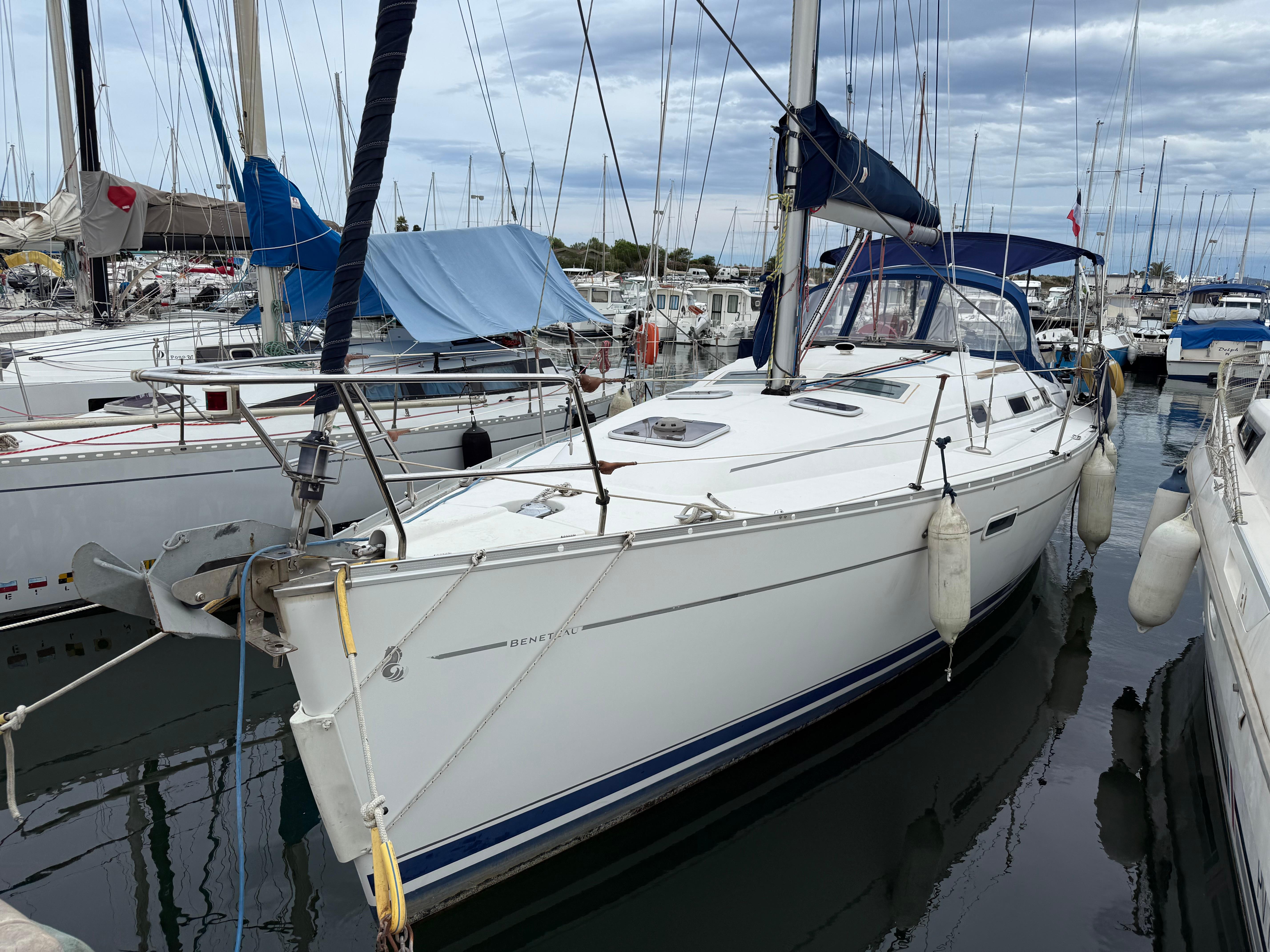 Beneteau Oceanis Clipper 343 2007 Beneteau Oceanis Clipper 343 sailboat docked in a marina.