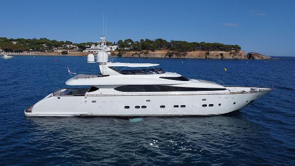 Maiora 31DP Luxurious 2009 Maiora 31 yacht cruising on serene blue waters.