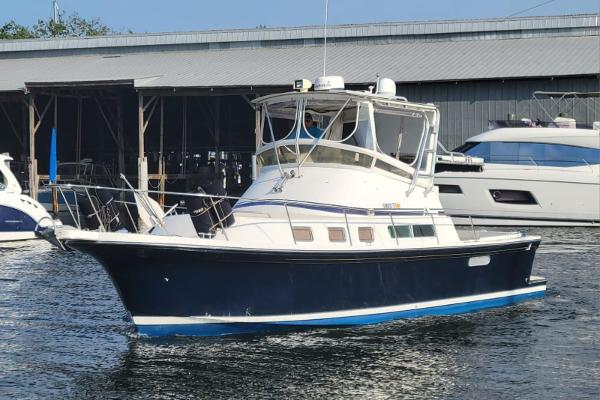 2003 Albin 32 + 2 Command Bridge