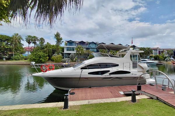 Cruisers Yachts 395 Motoryacht 2007 Cruisers Yachts 395 Motoryacht docked by waterfront homes, under a partly cloudy sky.