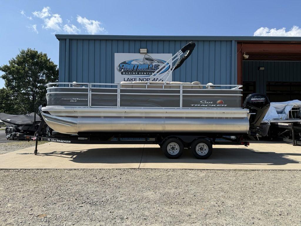 2025 Sun Tracker Fishin' Barge 20 DLX